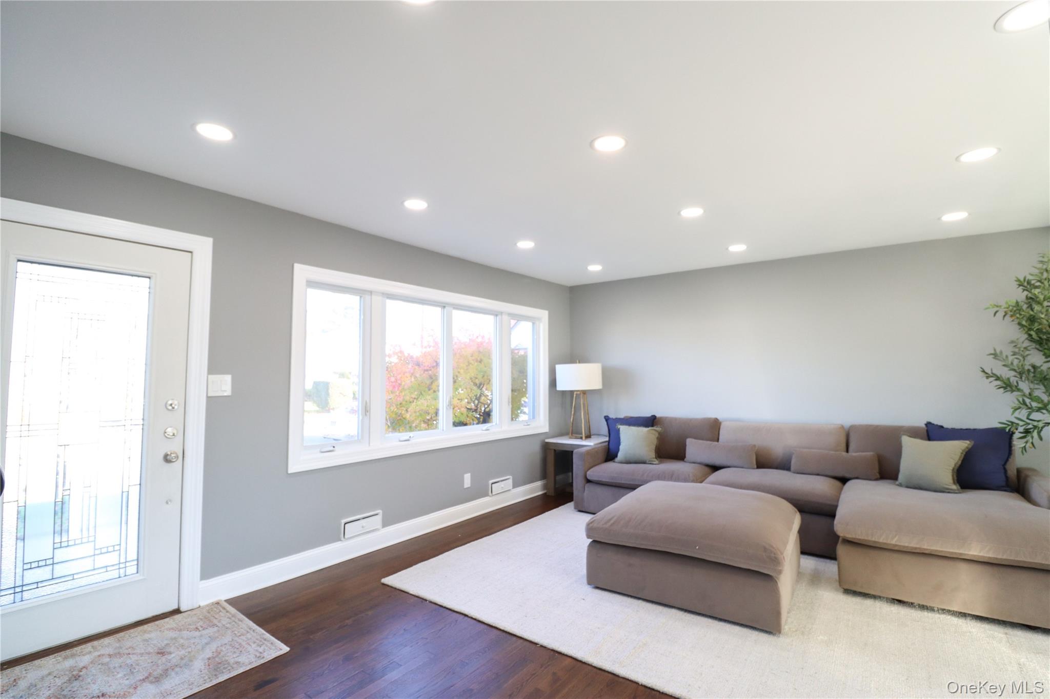 #4 photo, 14a Earl Place, Amity Harbor , NY 11701