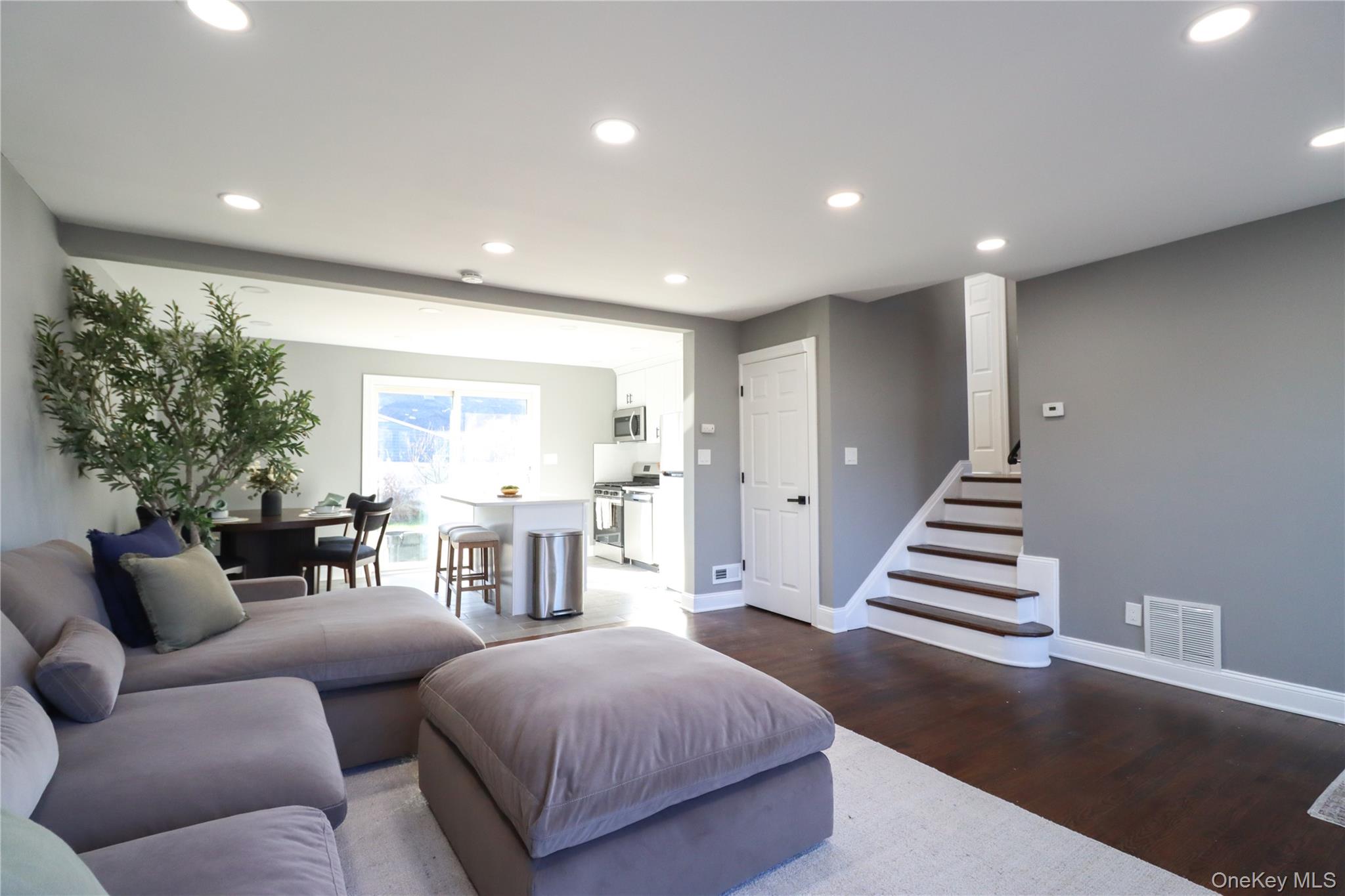 #6 photo, 14a Earl Place, Amity Harbor , NY 11701