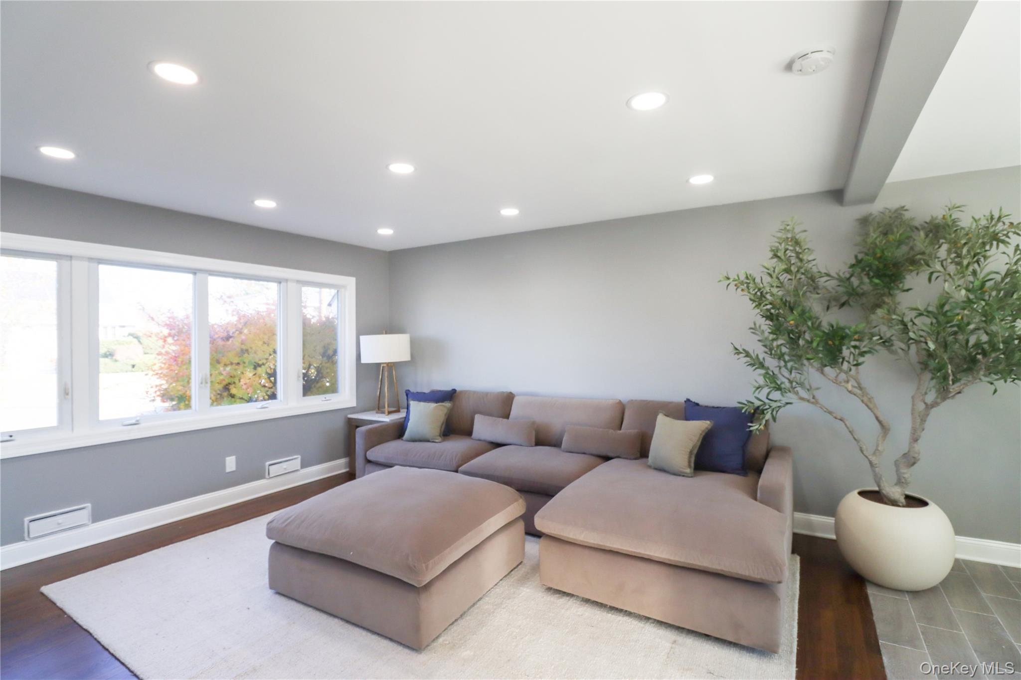 #8 photo, 14a Earl Place, Amity Harbor , NY 11701