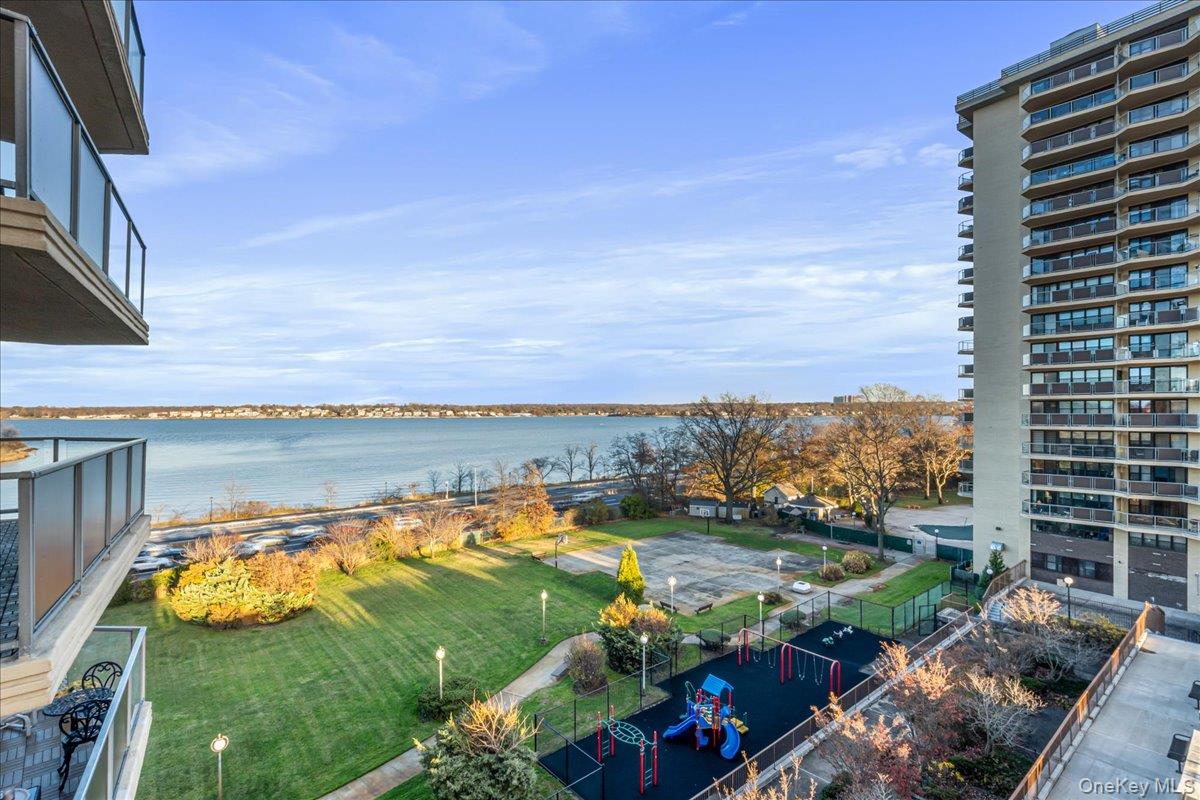 #2 photo, 17-85 215 Street, Куинс ‖ Bayside , NY 11360