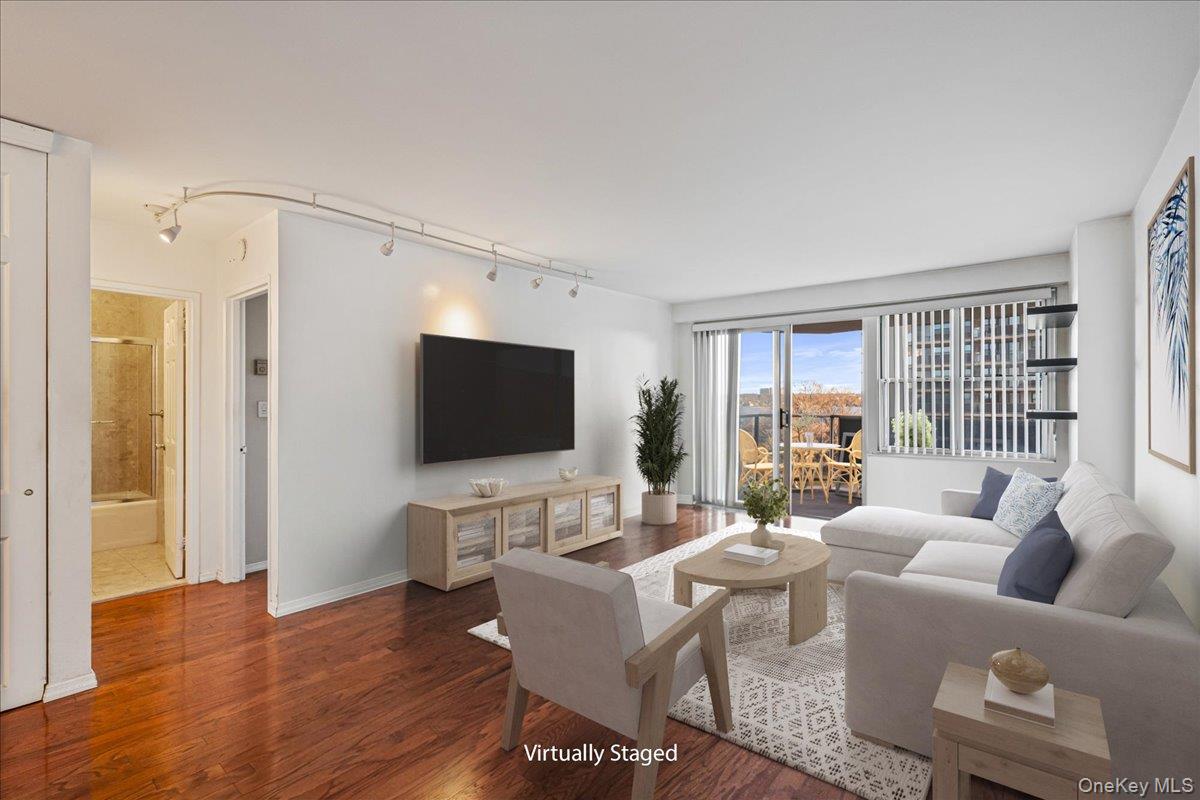 #3 photo, 17-85 215 Street, Куинс ‖ Bayside , NY 11360