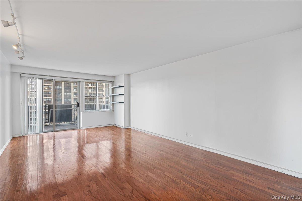 #4 photo, 17-85 215 Street, Куинс ‖ Bayside , NY 11360