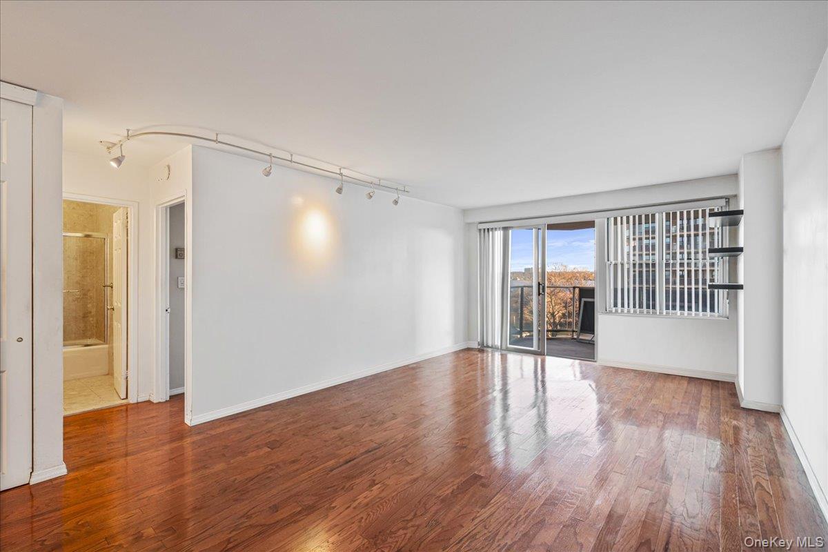 #5 photo, 17-85 215 Street, Куинс ‖ Bayside , NY 11360