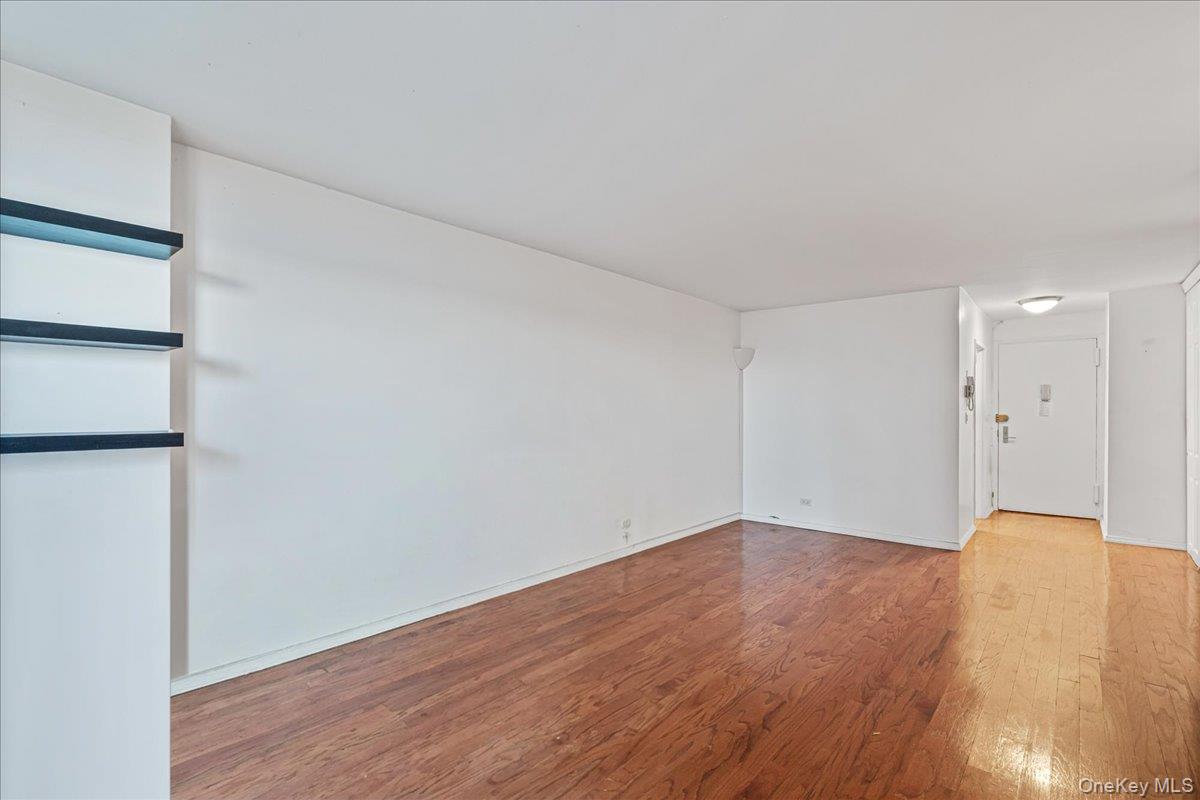 #7 photo, 17-85 215 Street, Куинс ‖ Bayside , NY 11360