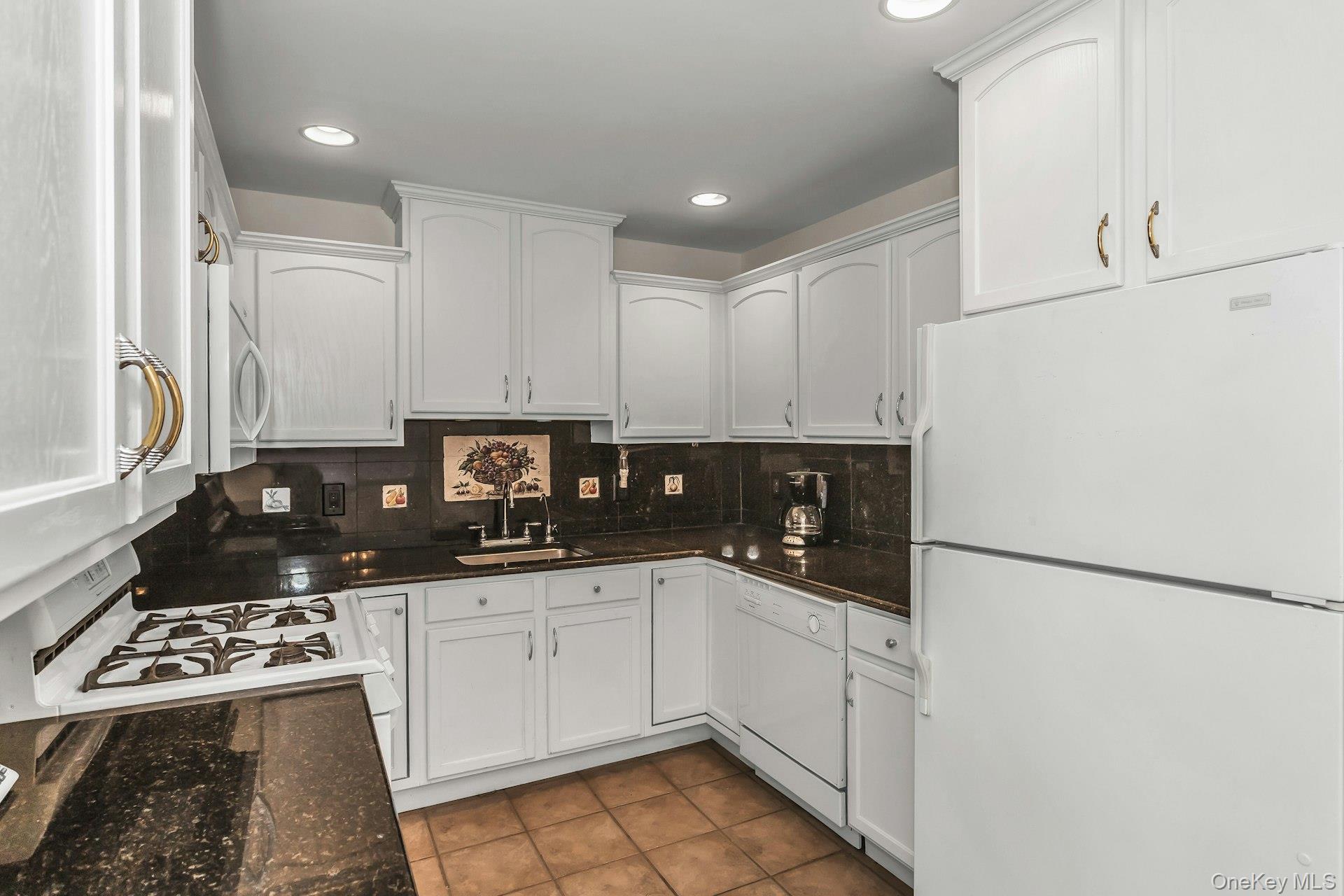 #14 photo, 986 Madeira Boulevard, সাফোক কাউন্টি Melville , NY 11747