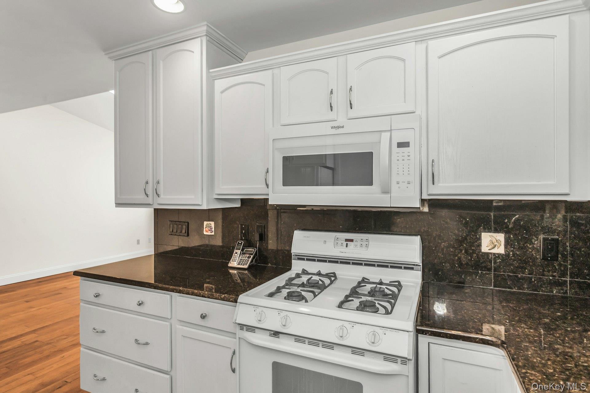 #15 photo, 986 Madeira Boulevard, সাফোক কাউন্টি Melville , NY 11747