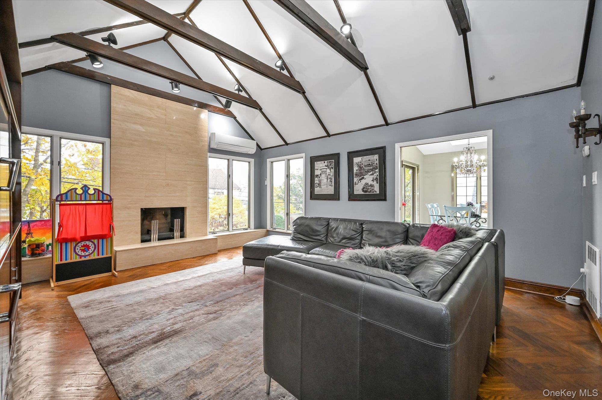 #13 photo, 135-34 78th Drive, קווינס Kew Garden Hills , NY 11367