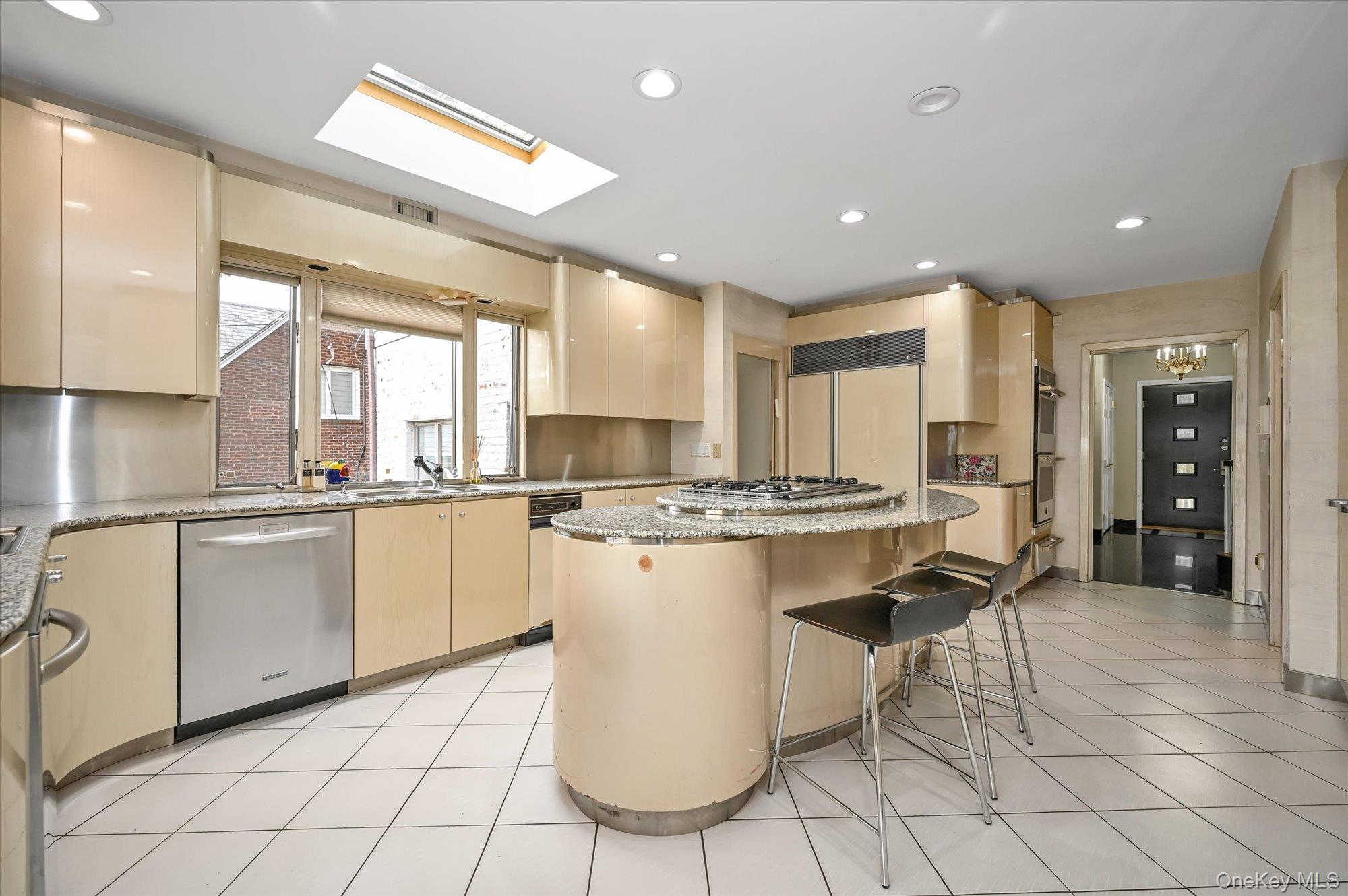 #9 photo, 135-34 78th Drive, קווינס Kew Garden Hills , NY 11367