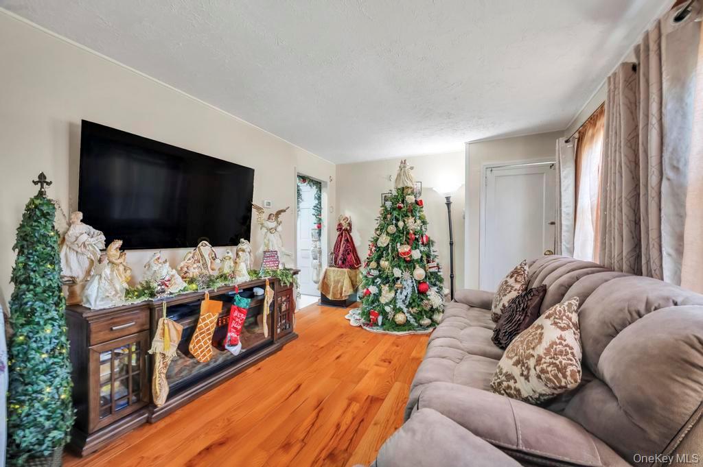 #5 photo, 69 Butler Boulevard, מחוז נסאו Elmont , NY 11003