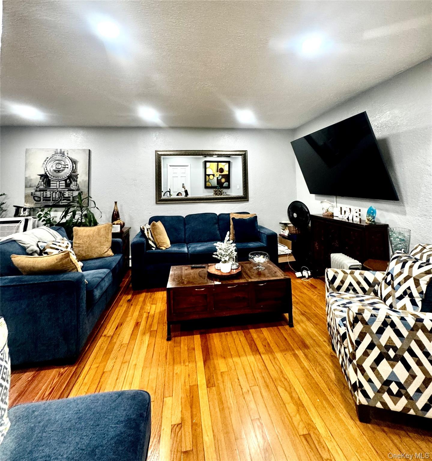 #14 photo, 62 E Greenwich Avenue, नासाउ काउंटी Roosevelt , NY 11575