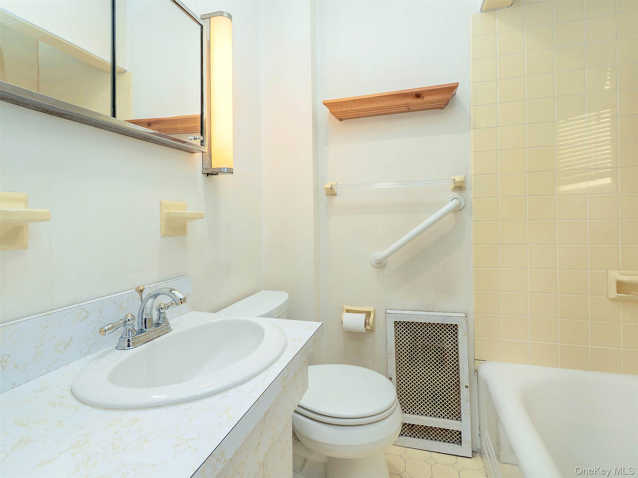 #15 photo, 119 Cross Street, ناسو Locust Valley , NY 11560