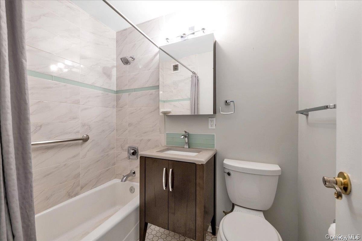 #19 photo, 61-20 Grand Central Parkway, Forest Hills , NY 11375