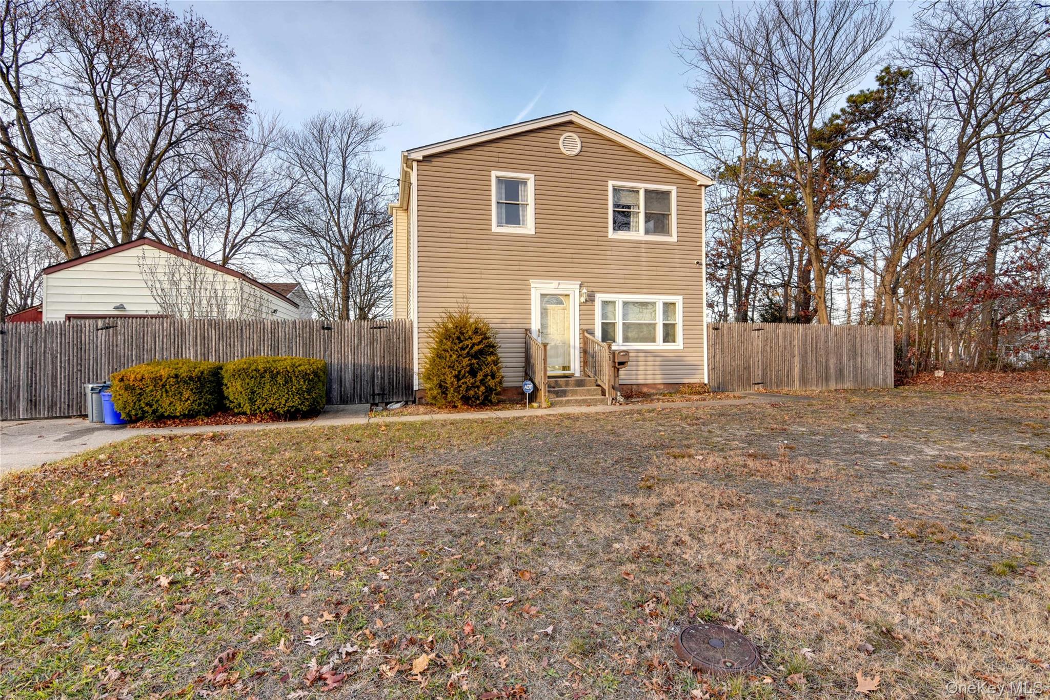 #1 photo, 651 Windmill Avenue, 롱 아일랜드 North Babylon , NY 11703