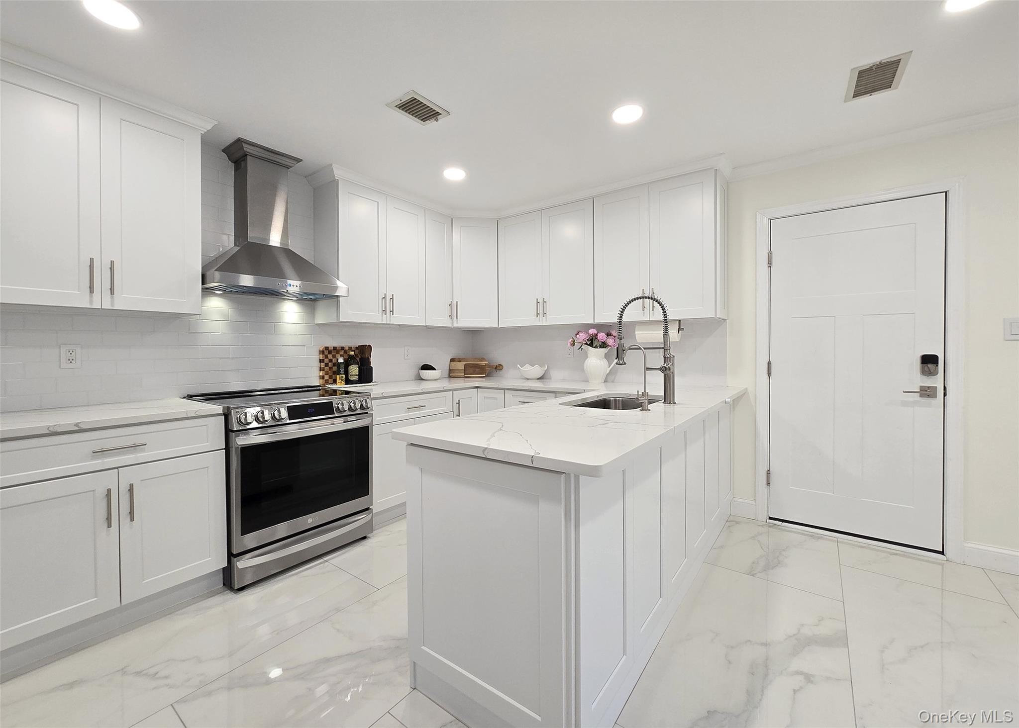 #6 photo, 31 Hampshire Court, מחוז סאפוק Holbrook , NY 11741