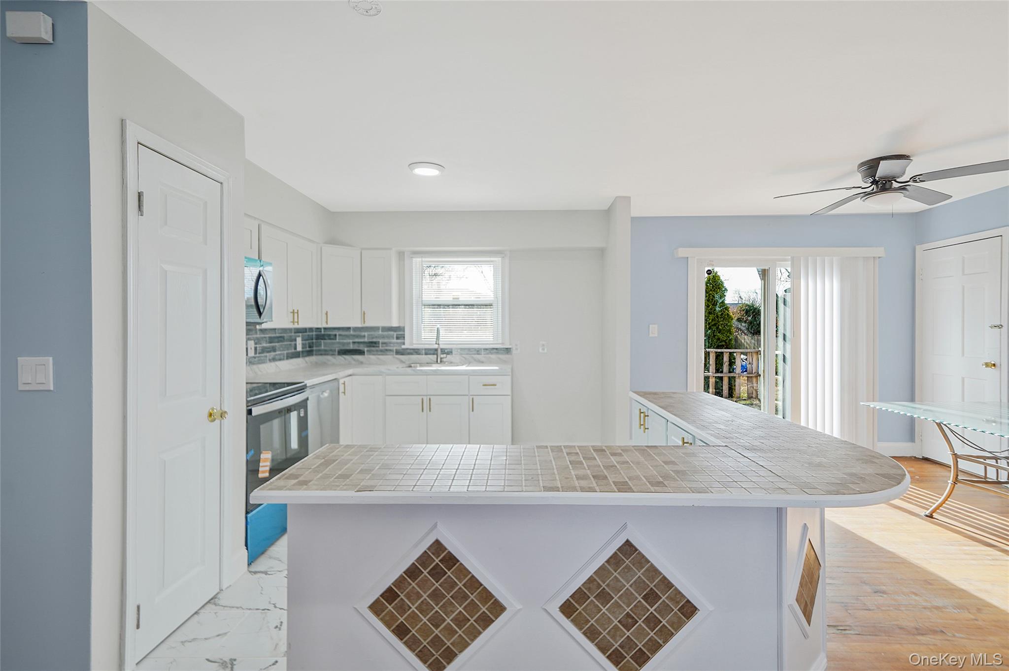 #14 photo, 182 New York Avenue, সাফোক কাউন্টি Bay Shore , NY 11706