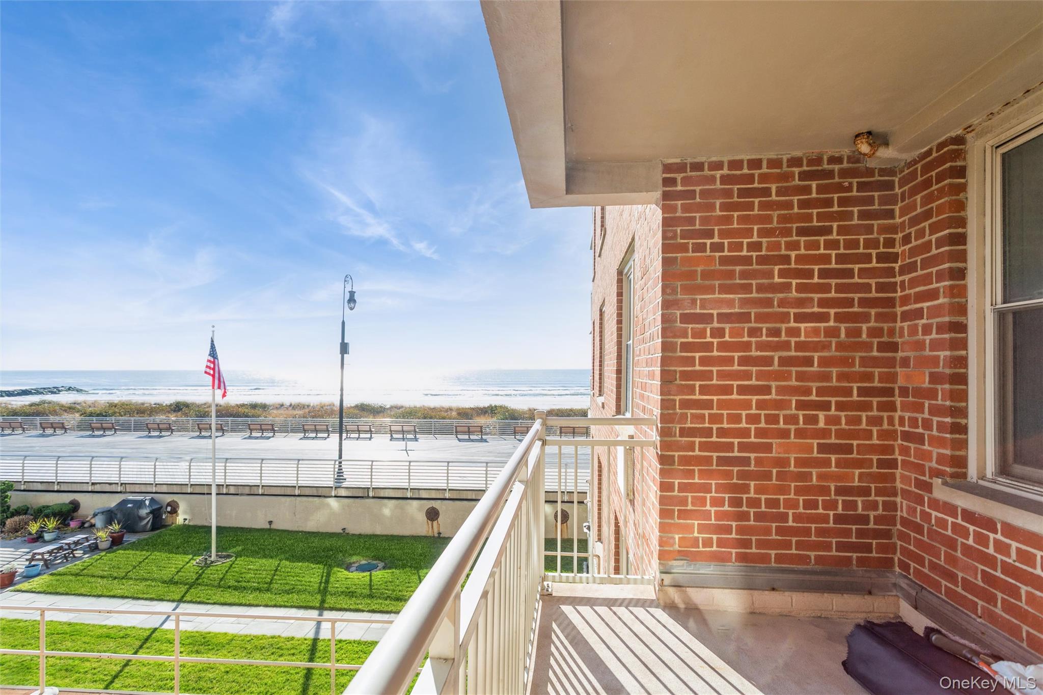 #12 photo, 560 W Broadway, नासाउ काउंटी Long Beach , NY 11561