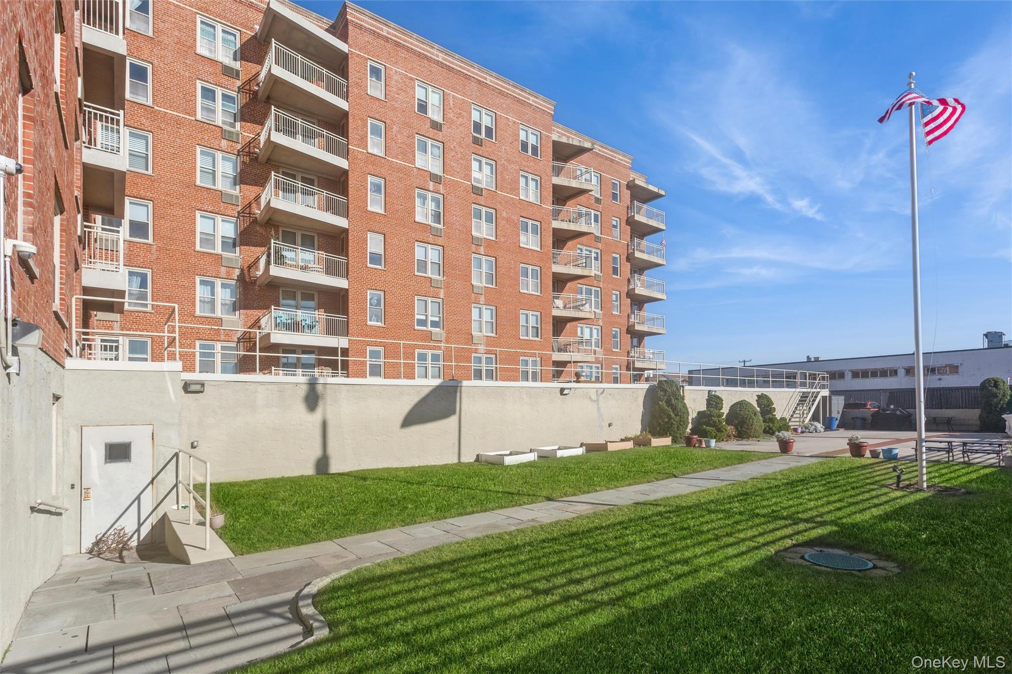 #16 photo, 560 W Broadway, नासाउ काउंटी Long Beach , NY 11561