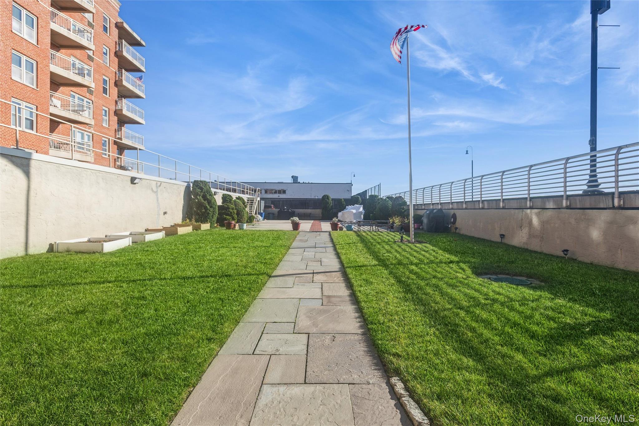 #20 photo, 560 W Broadway, नासाउ काउंटी Long Beach , NY 11561