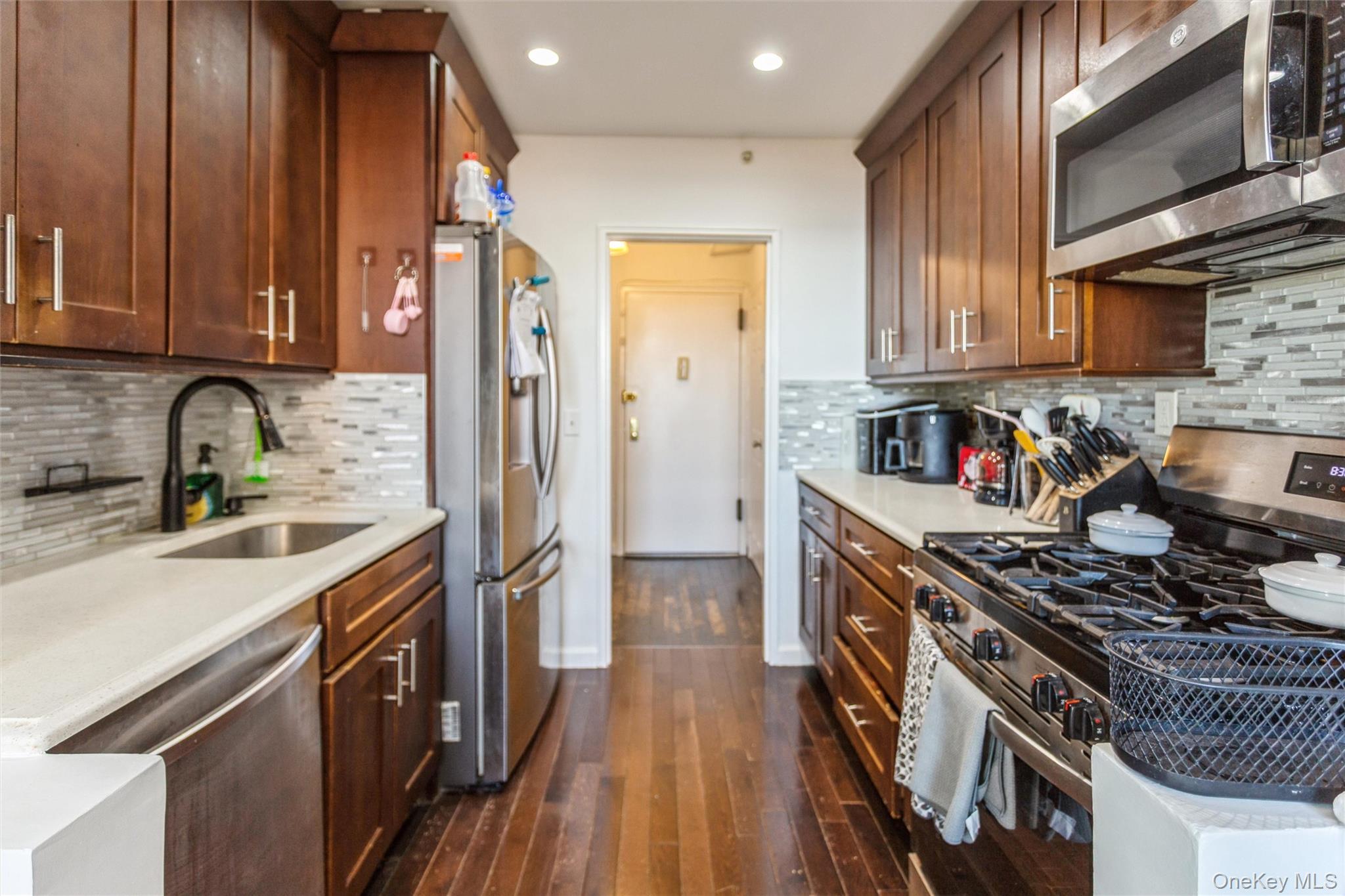 #3 photo, 560 W Broadway, नासाउ काउंटी Long Beach , NY 11561