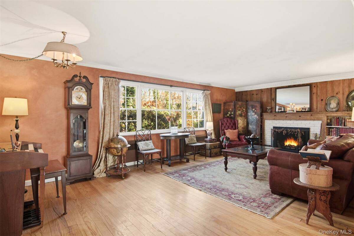 #1 photo, 8 Old Wood Road, Stony Brook , NY 11790