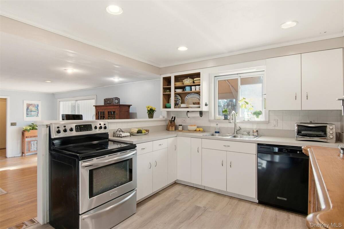 #8 photo, 8 Old Wood Road, Stony Brook , NY 11790