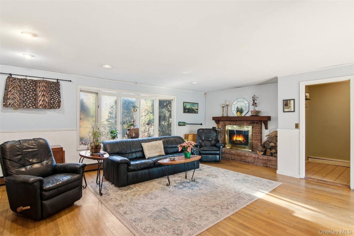 #9 photo, 8 Old Wood Road, Stony Brook , NY 11790