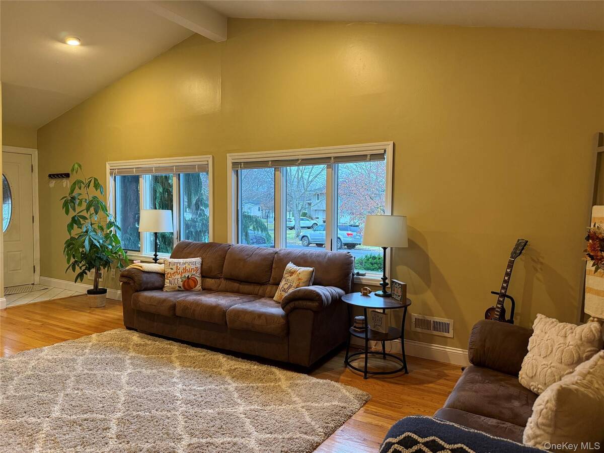 #4 photo, 15 Penn Drive, Smithtown , NY 11787