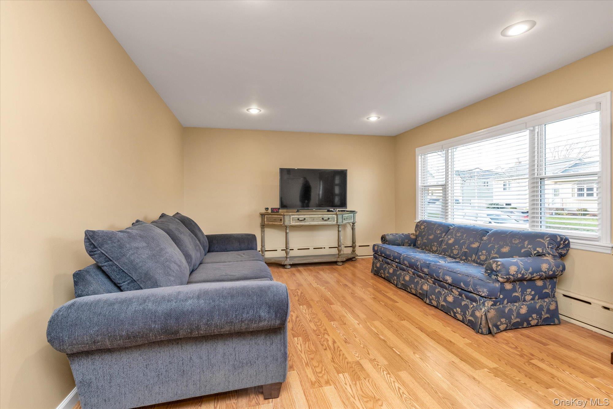 #2 photo, 31 Piave Terrace, Lindenhurst , NY 11757