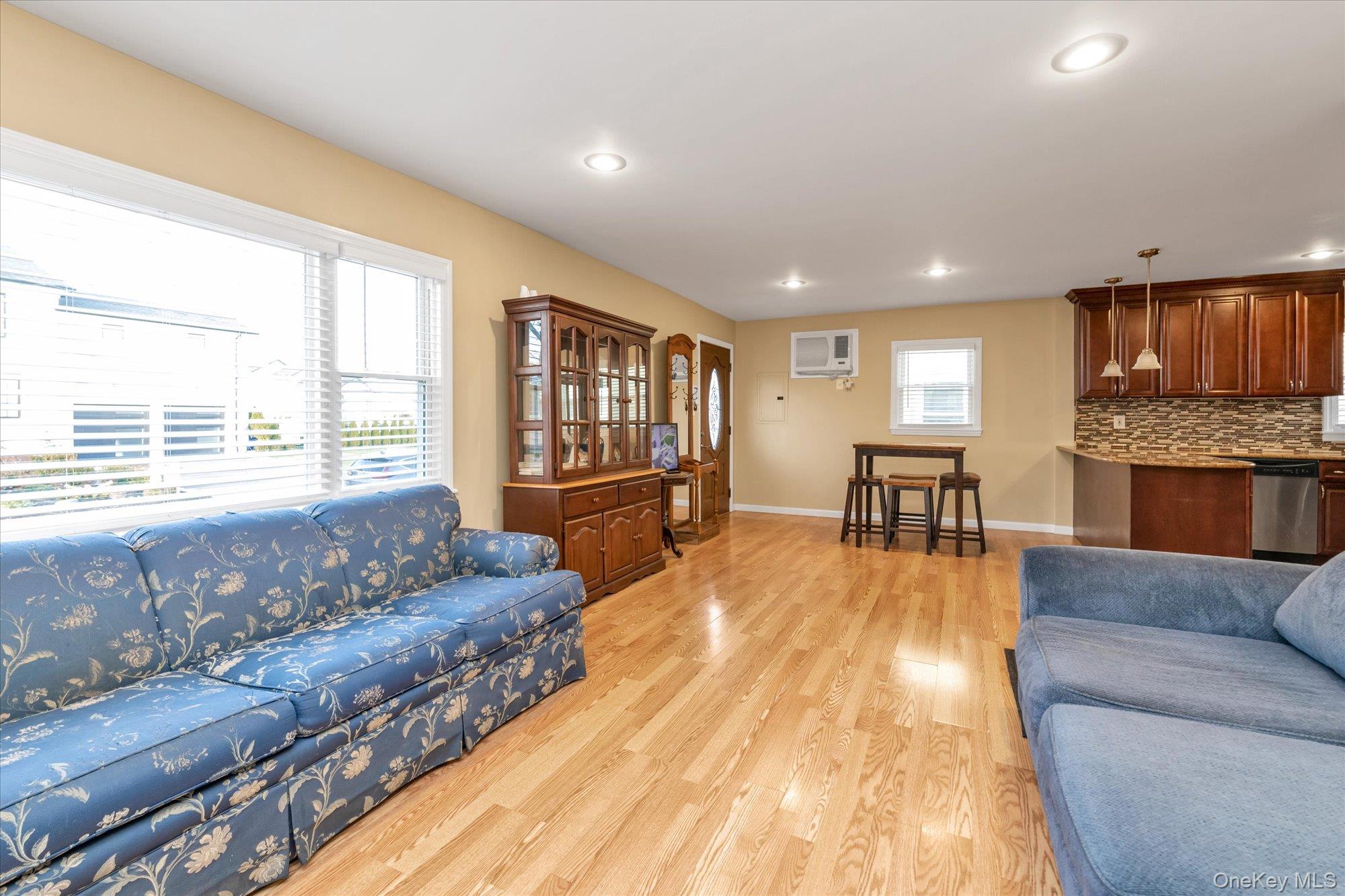 #4 photo, 31 Piave Terrace, Lindenhurst , NY 11757