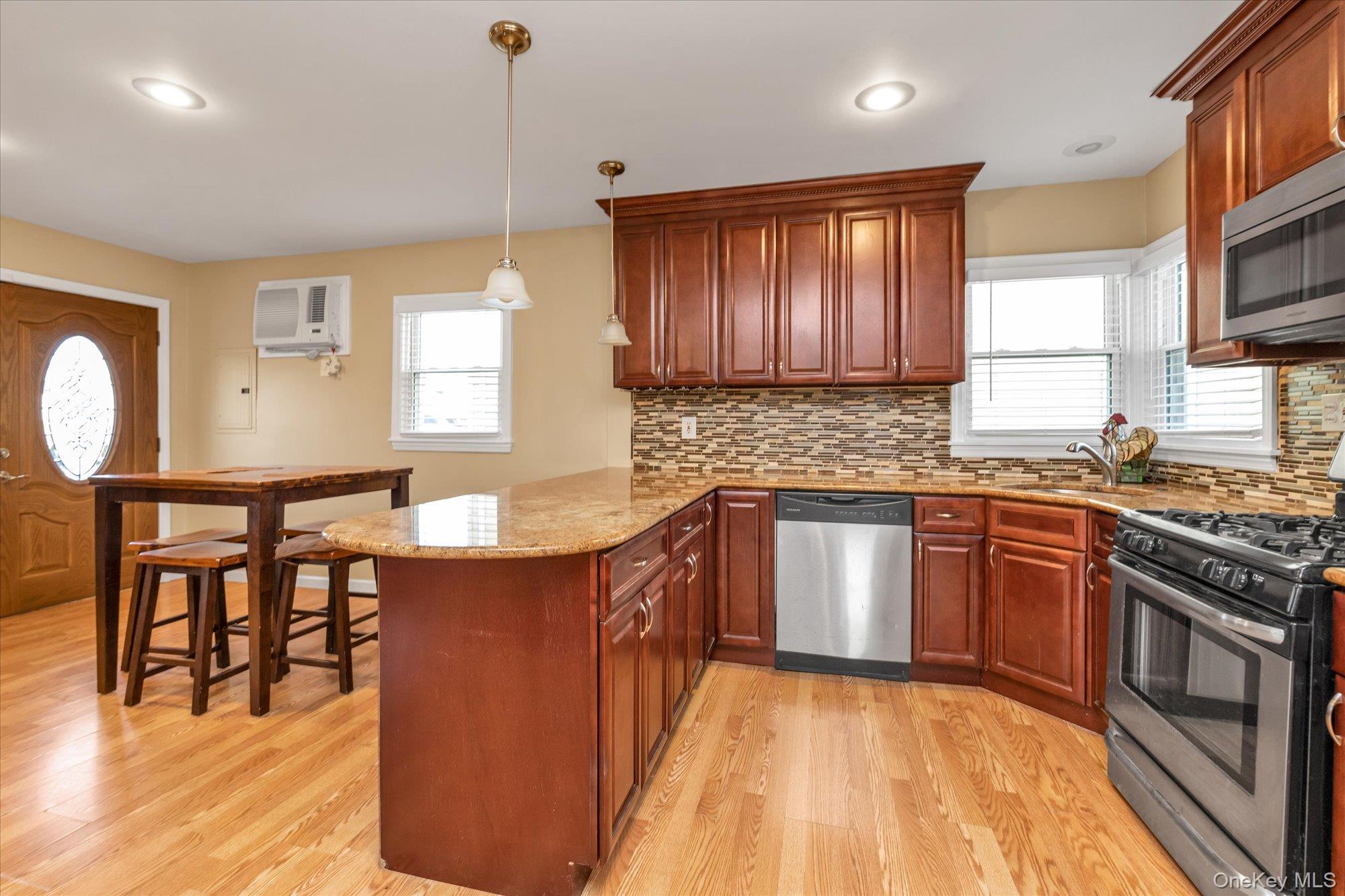 #7 photo, 31 Piave Terrace, Lindenhurst , NY 11757
