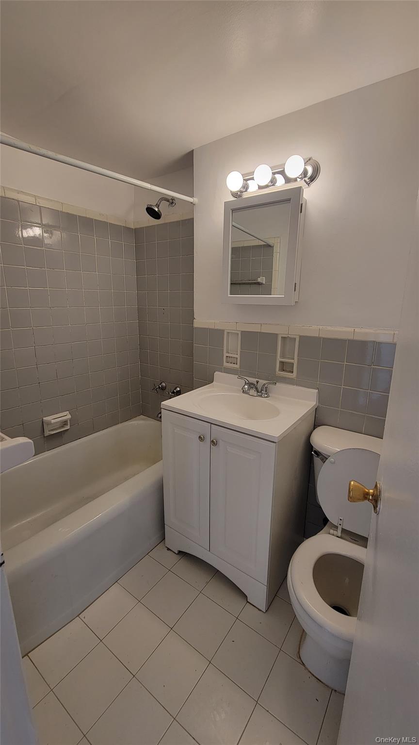 #13 photo, 98-20 62nd Drive, كوينز Rego Park , NY 11374