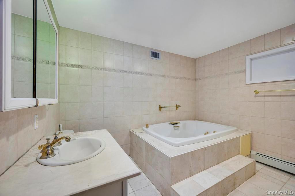 #11 photo, 64 Fox Place, नासाउ काउंटी Hicksville , NY 11801