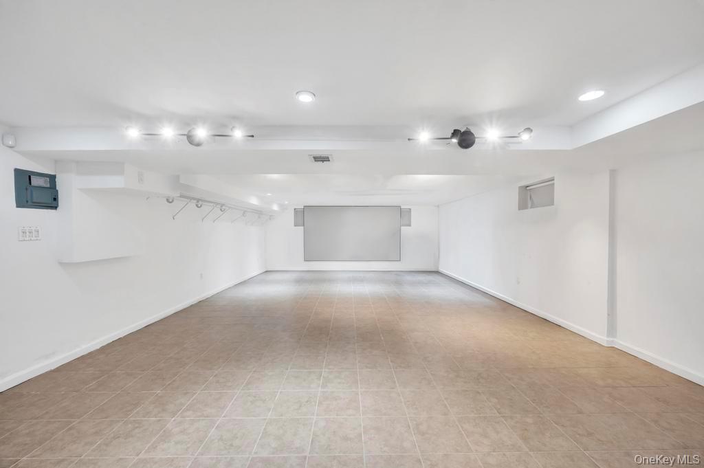 #20 photo, 64 Fox Place, नासाउ काउंटी Hicksville , NY 11801