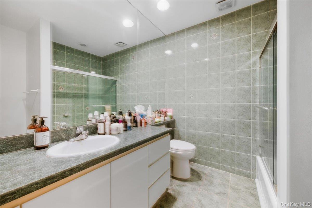 #17 photo, 26 Carman Avenue, מחוז נסאו Cedarhurst , NY 11516