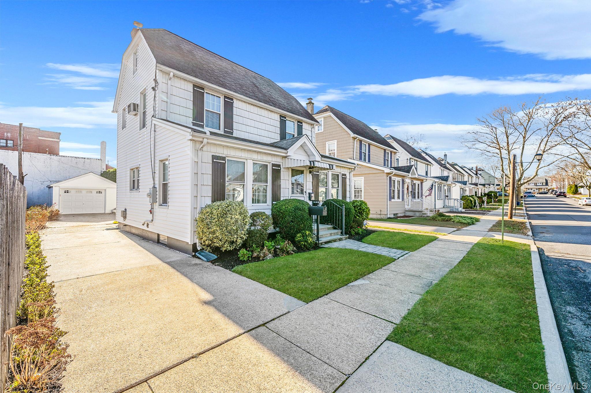 #2 photo, 12 Hawthorne Street, מחוז נסאו Williston Park , NY 11596