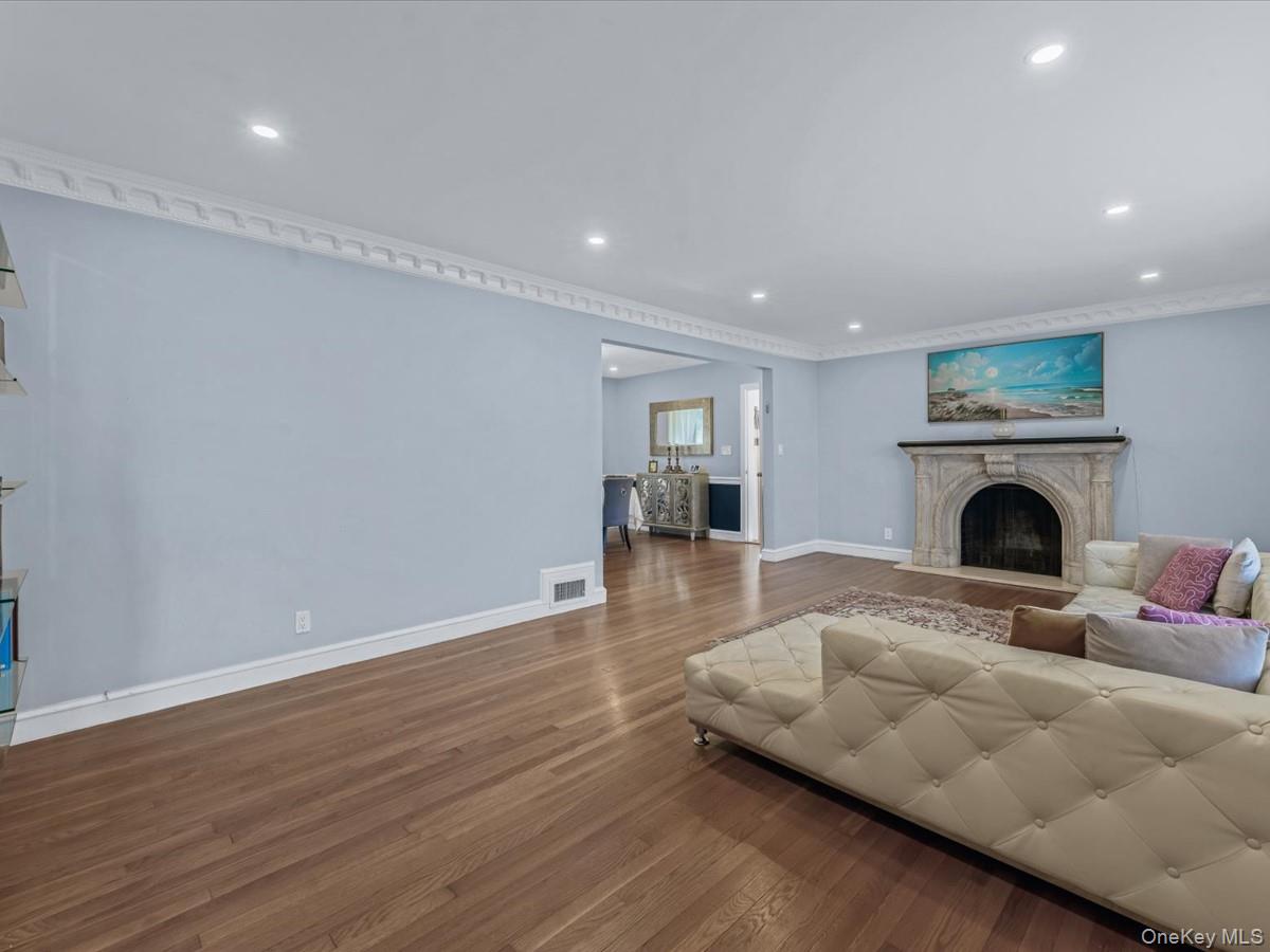 #4 photo, 16 Wooleys Lane, नासाउ काउंटी Great Neck , NY 11023