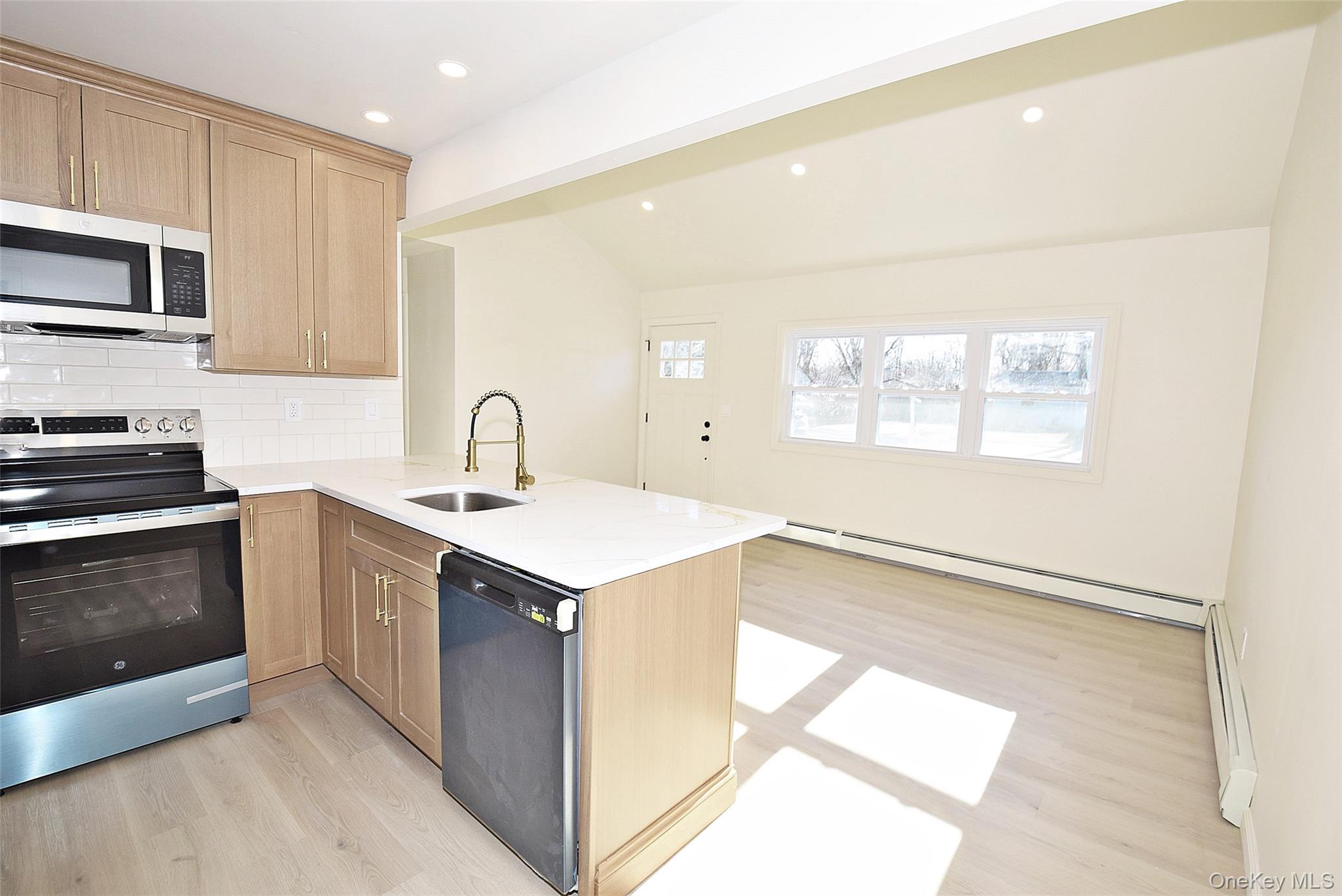 #11 photo, 371 Oceanside Street, সাফোক কাউন্টি Islip Terrace , NY 11752