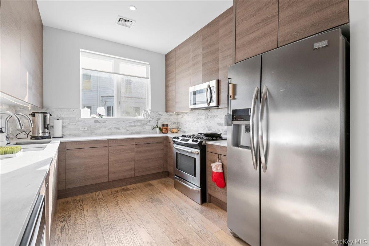 #18 photo, 159 Beach 5th Street, कुईंस Far Rockaway , NY 11691