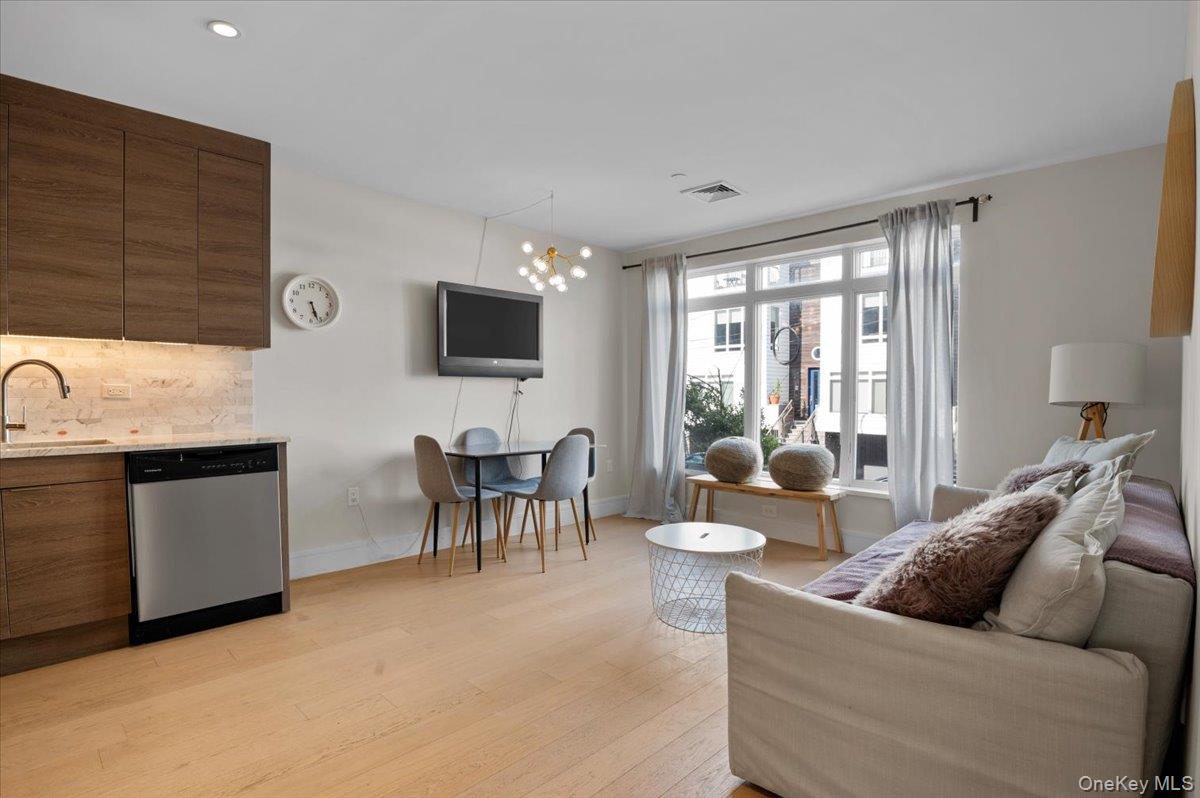 #4 photo, 159 Beach 5th Street, कुईंस Far Rockaway , NY 11691