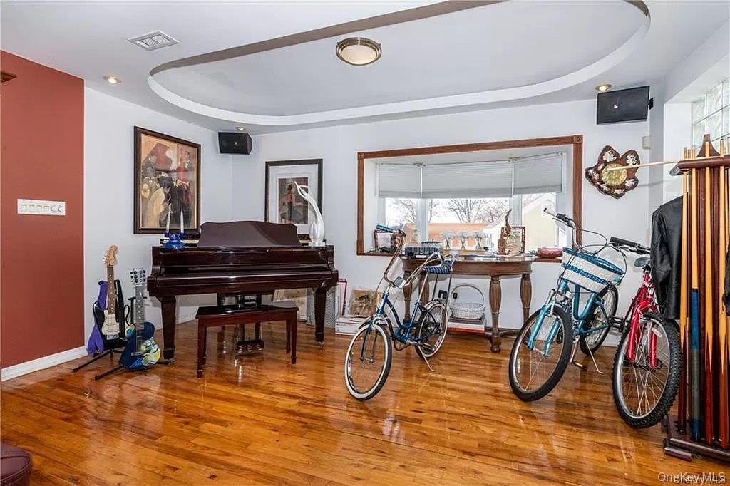 #10 photo, 610 City Island Avenue, Bronx , NY 10464