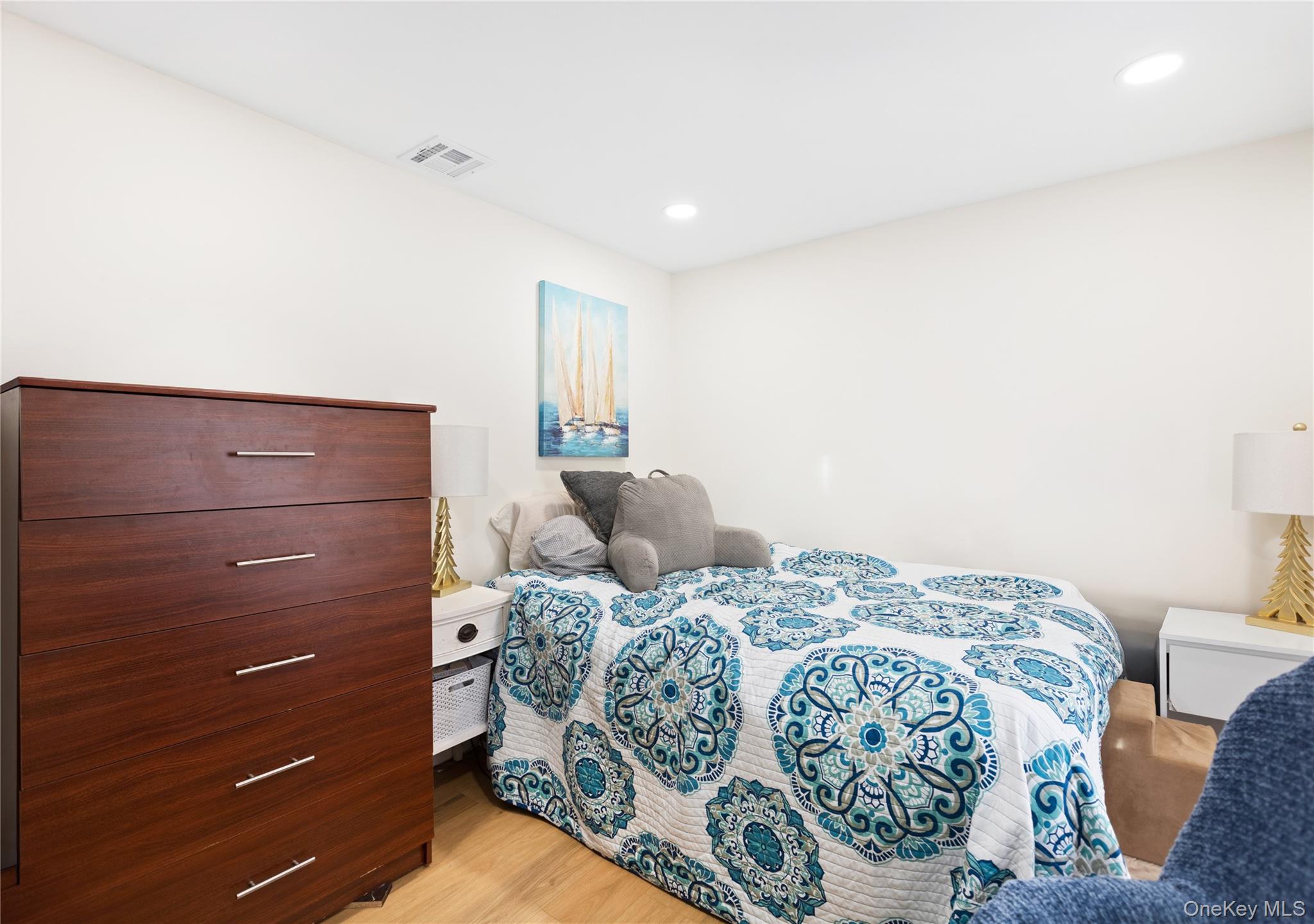 #14 photo, 305 4th Avenue, מחוז סאפוק Bay Shore , NY 11706