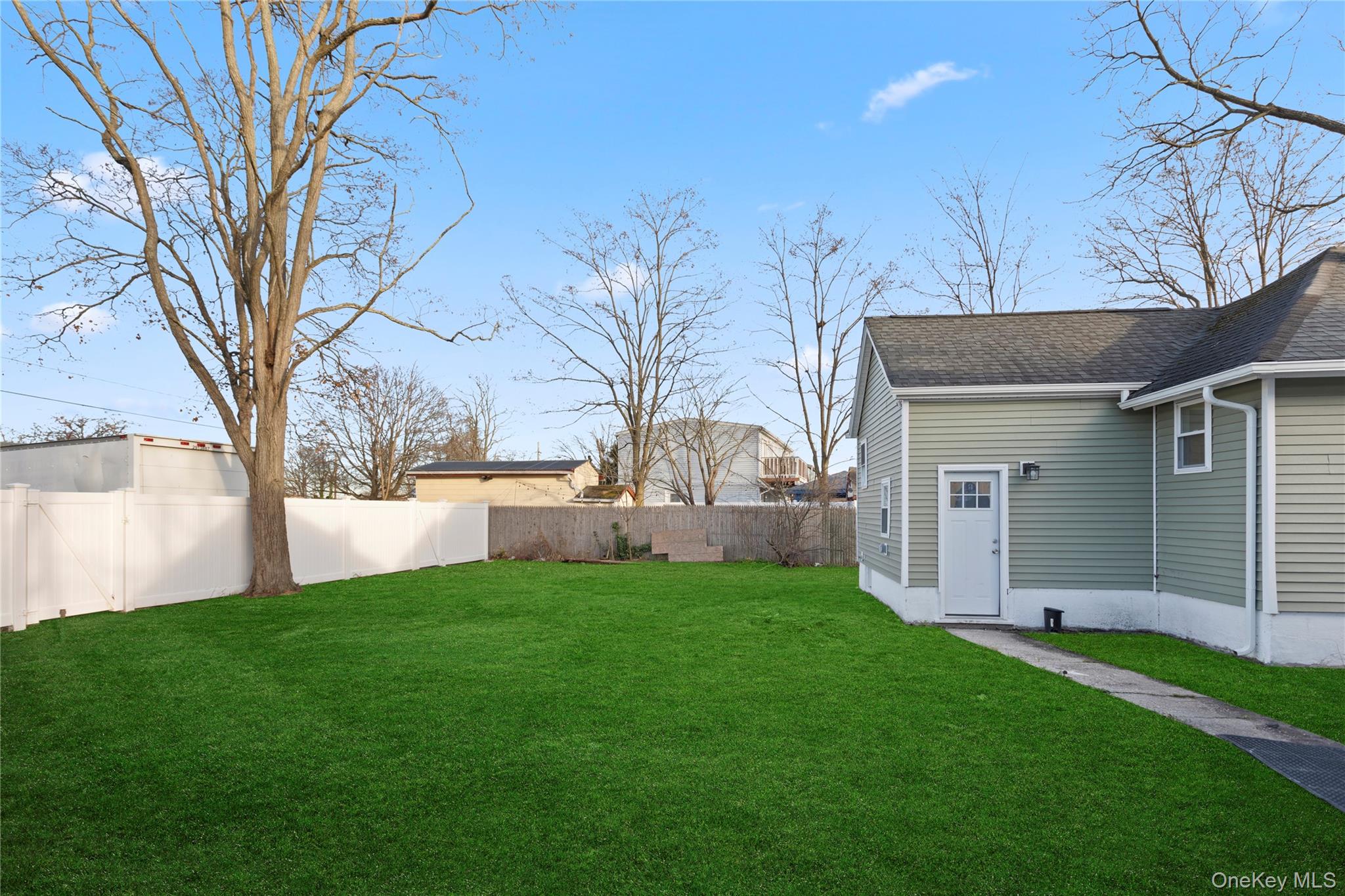 #17 photo, 305 4th Avenue, מחוז סאפוק Bay Shore , NY 11706