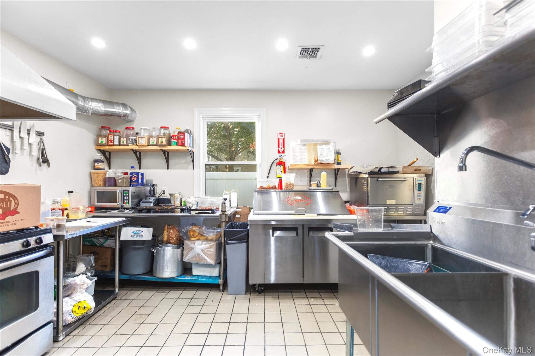 #8 photo, 305 4th Avenue, מחוז סאפוק Bay Shore , NY 11706