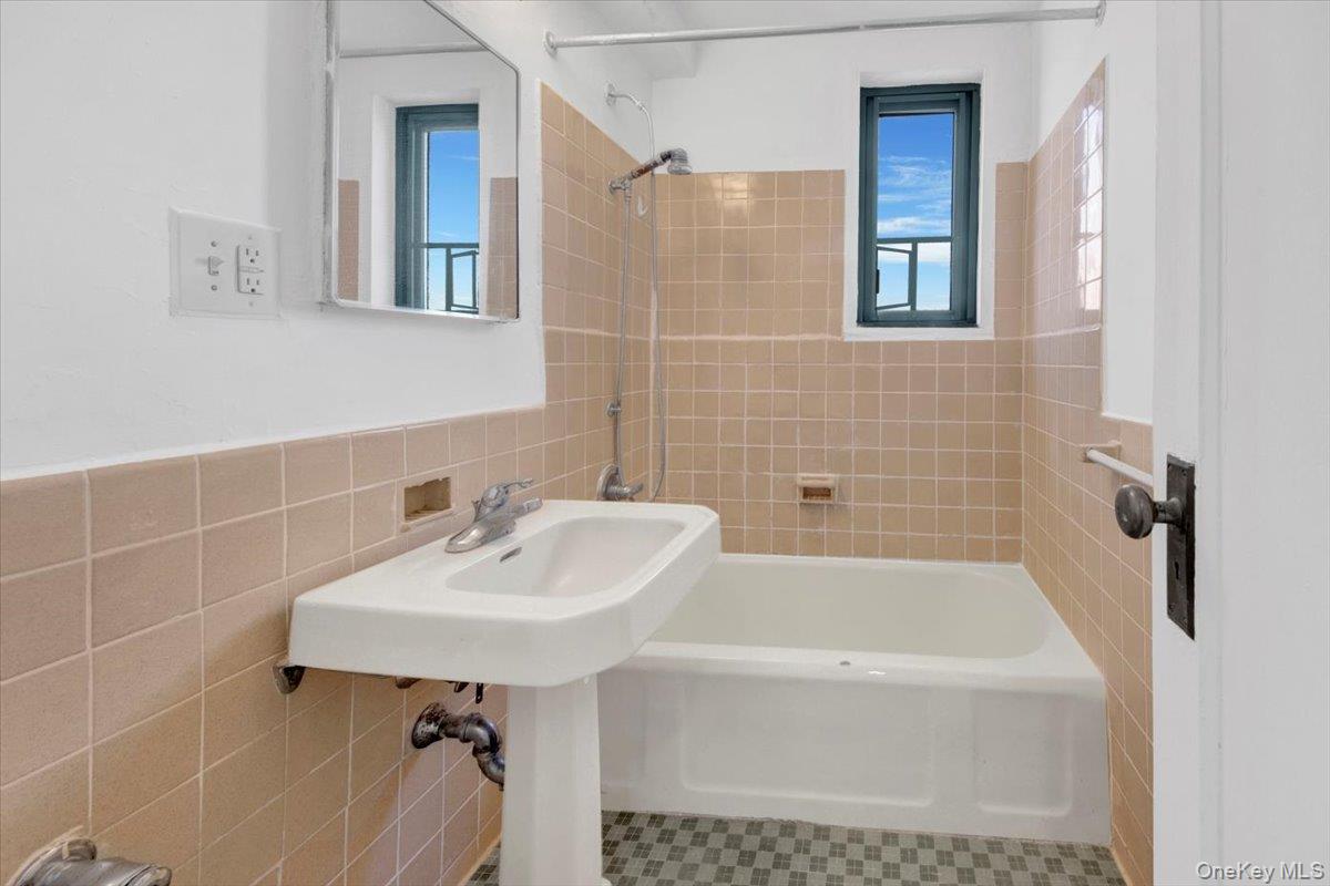 #13 photo, 99 Metropolitan Oval, הברונקס Bronx , NY 10462