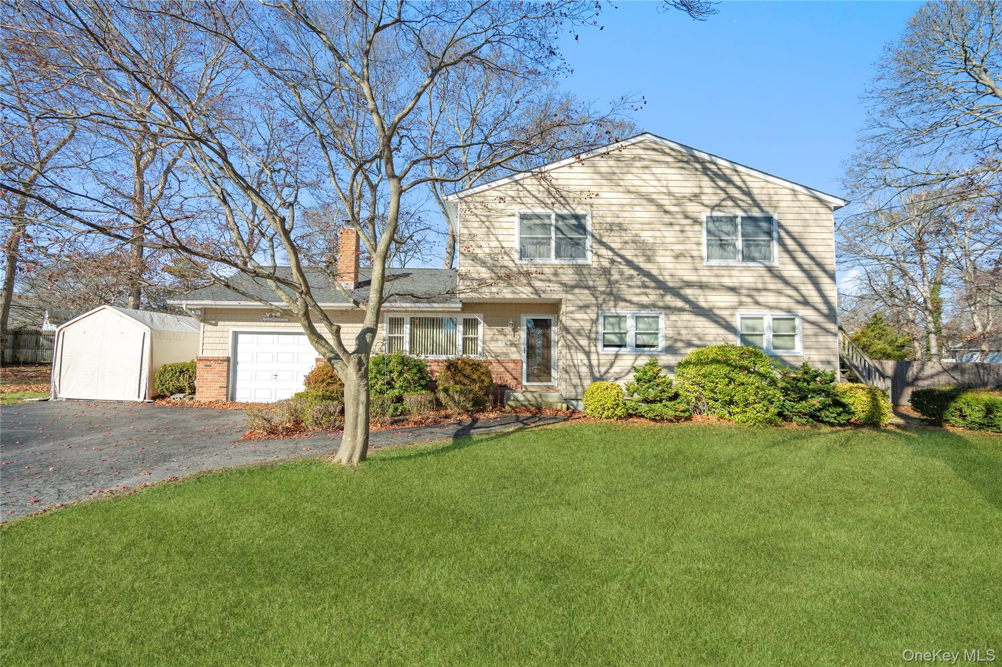 #1 photo, 211 Mooney Pond Road, 롱 아일랜드 Selden , NY 11784