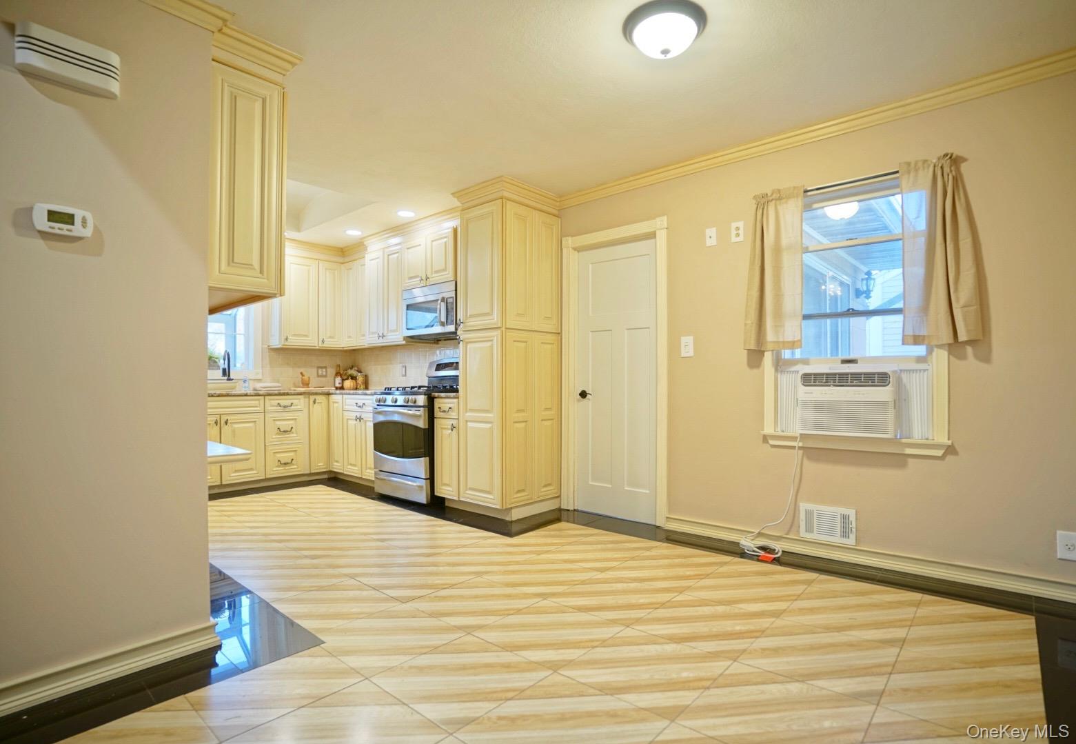 #10 photo, 34 Oakley Drive, Huntington , NY 11746