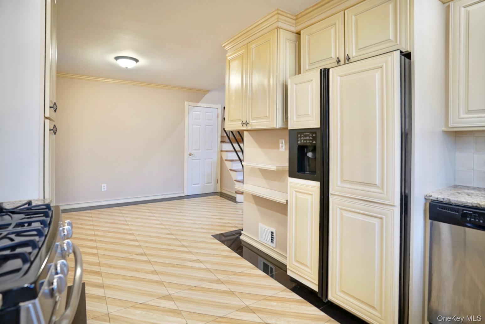 #14 photo, 34 Oakley Drive, Huntington , NY 11746