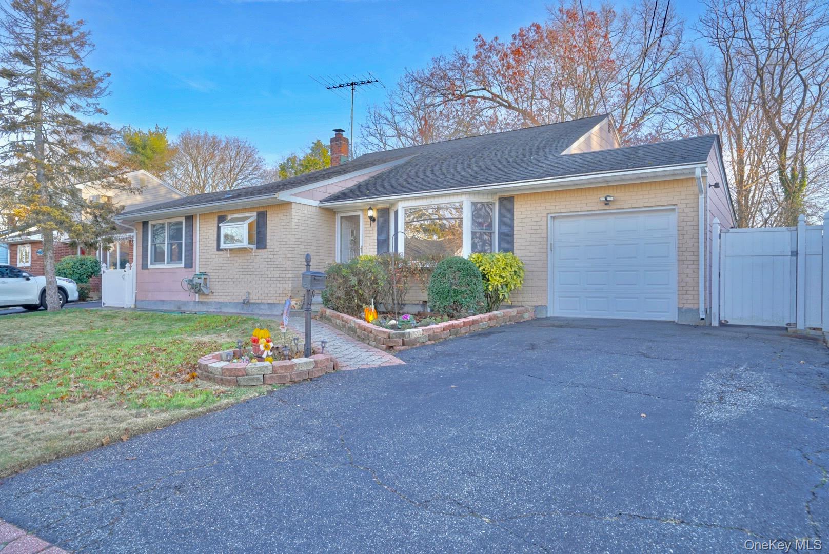 #2 photo, 34 Oakley Drive, Huntington , NY 11746