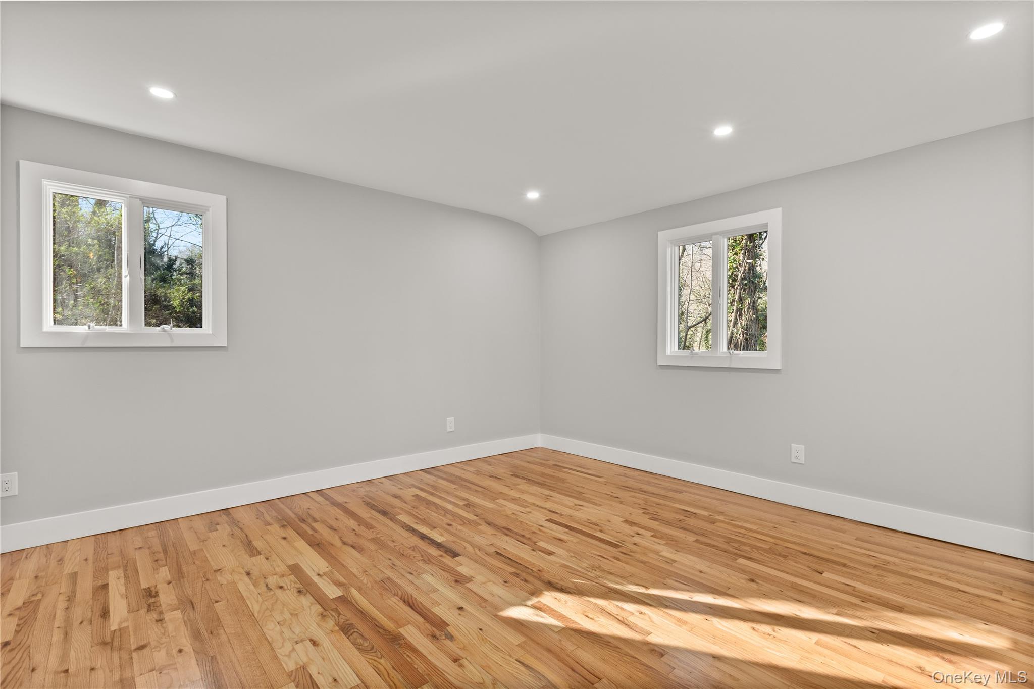 #12 photo, 142 Crooked Hill Road, Саффолк ‖ Huntington Station , NY 11743