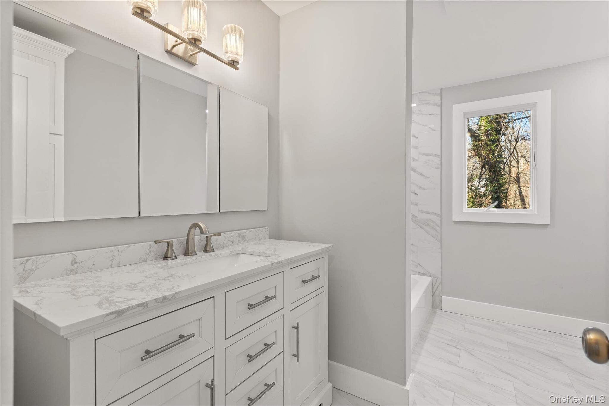 #13 photo, 142 Crooked Hill Road, Саффолк ‖ Huntington Station , NY 11743